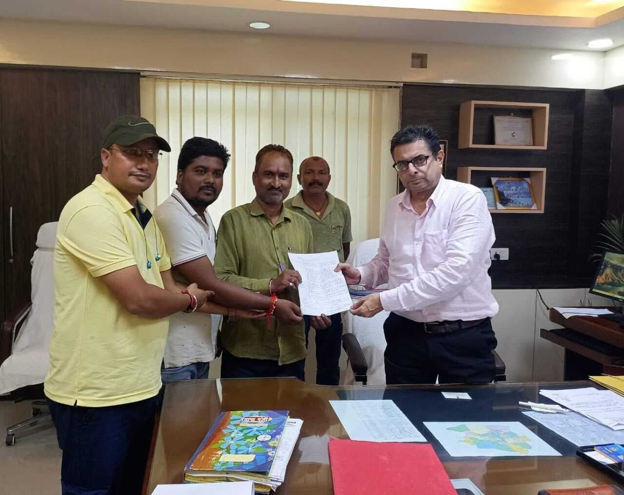 नेताजी सुभाष चंद्र बोस स्मारक स्थल पर दो सौ फीट का तिरंगा लगाने को लेकर दिया ज्ञापन