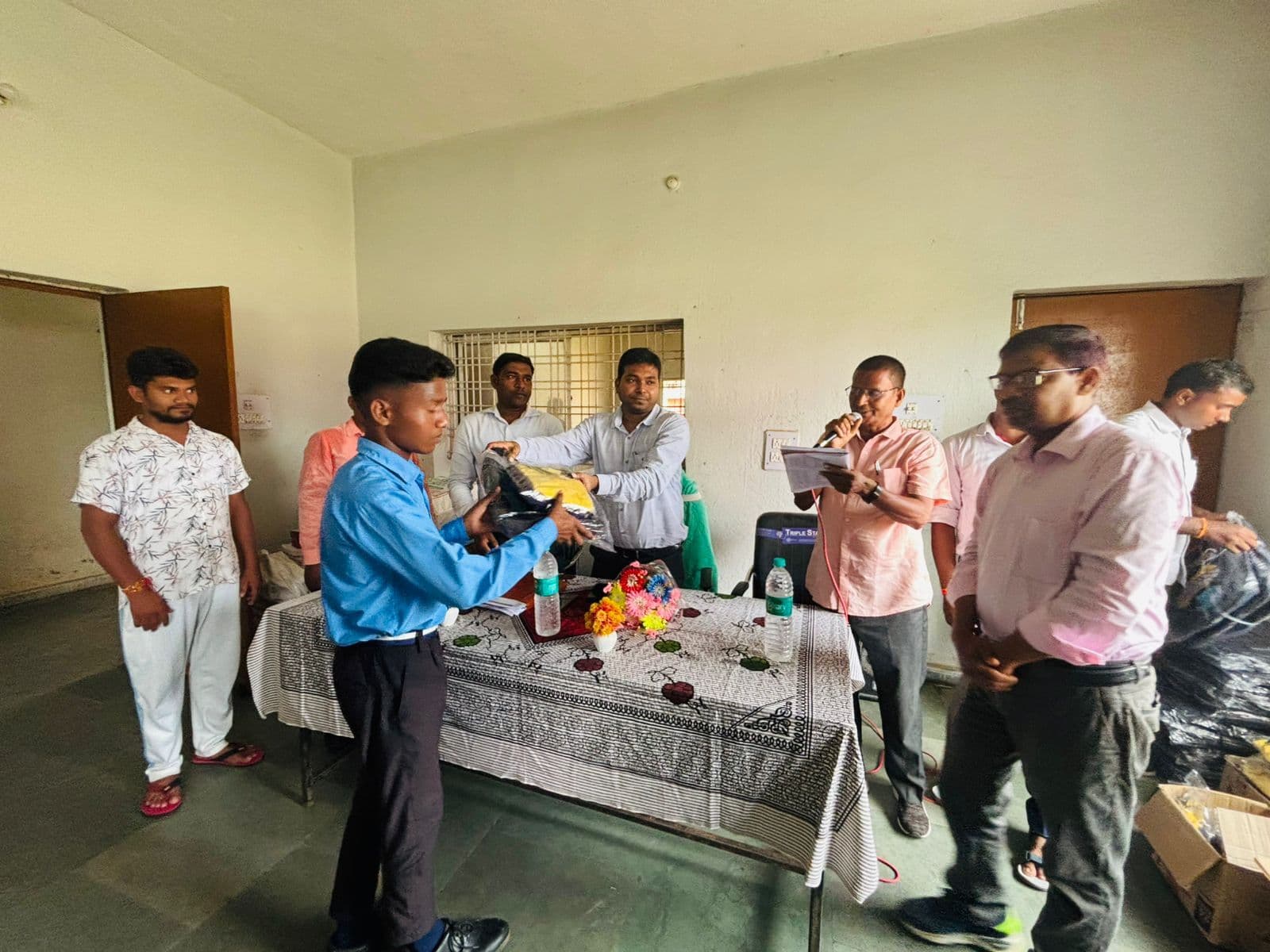 100 बच्चों को दिये गये कपड़े, बैग व जूते