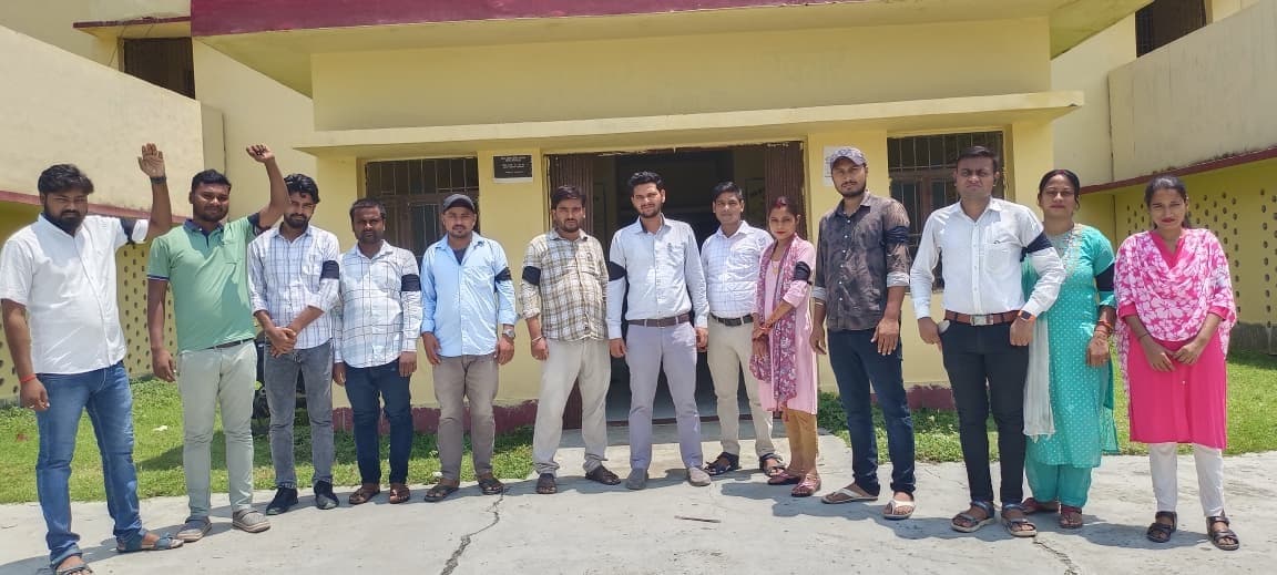 विशेष सर्वेक्षण संविदा कर्मी व अभियंता संघ ने पांच सूत्री मांगों को लेकर शुरू किया विरोध प्रदर्शन