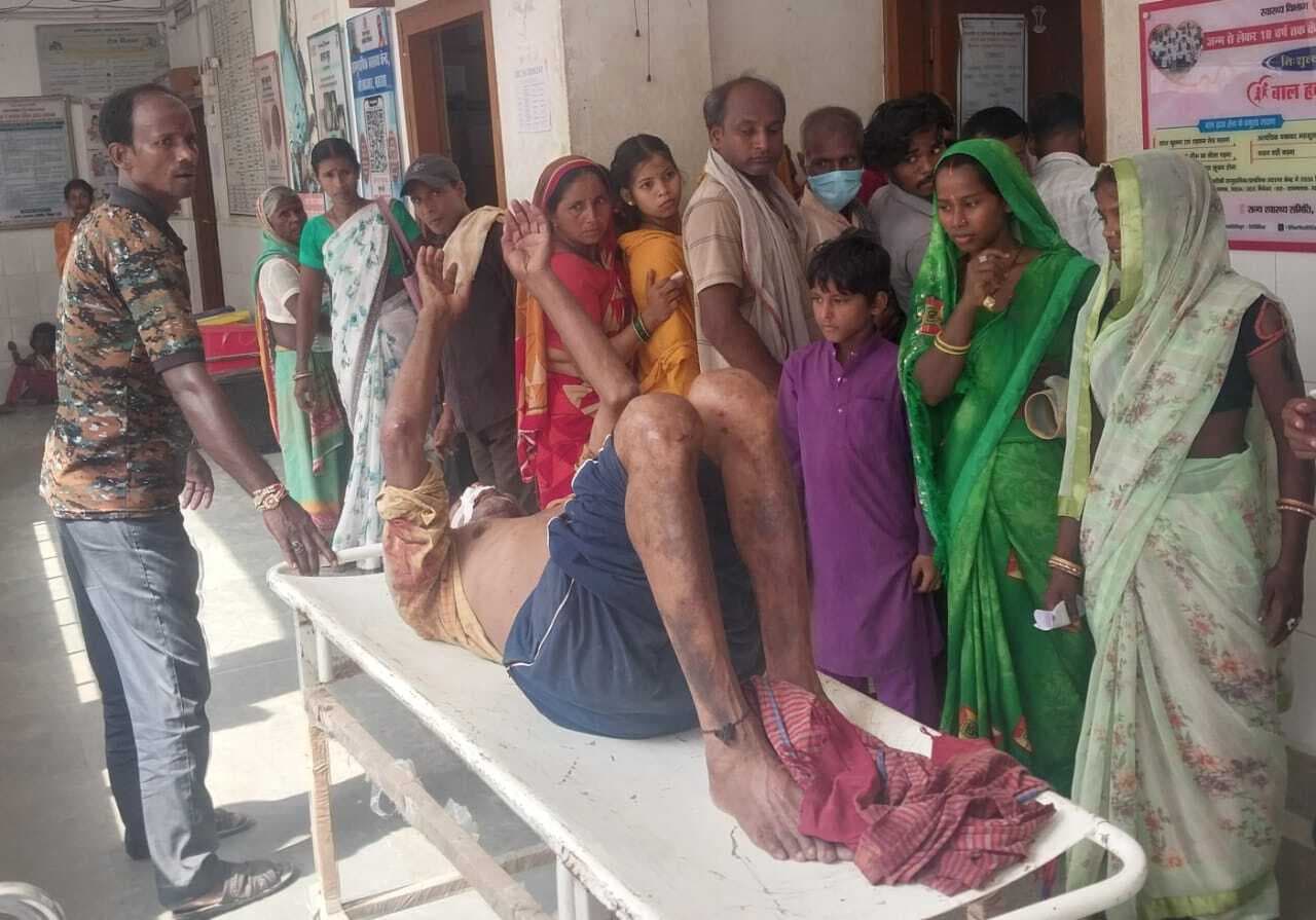 सड़क दुघर्टना में आधा दर्जन लोग गंभीर रूप से जख्मी