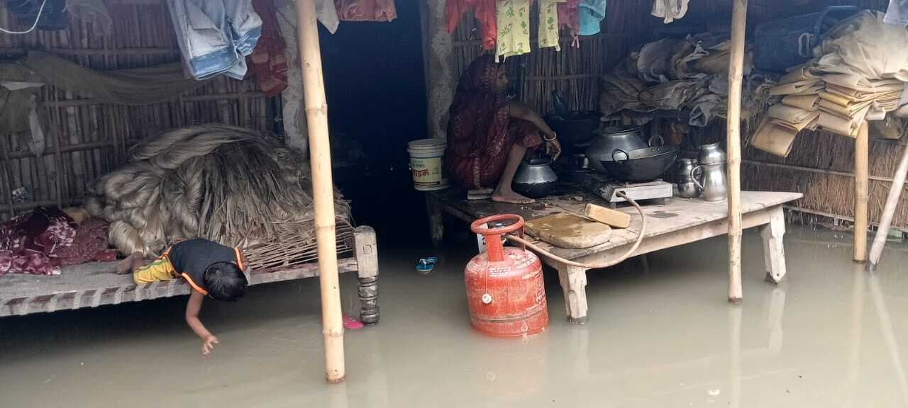 बाढ़ प्रभावित क्षेत्रों में लोगों की बढ़ती जा रही परेशानी, सामुदायिक रसोई चालू होने से मिली राहत