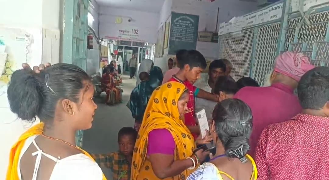 स्वास्थ्य केंद्र में बुखार, टाइफाइड के मरीजों की उमड़ रही भीड़