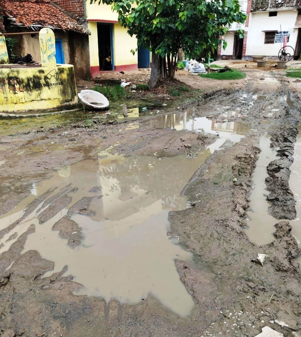 सड़क पर कीचड़ व जलजमाव से लोगों की बढ़ी परेशानी