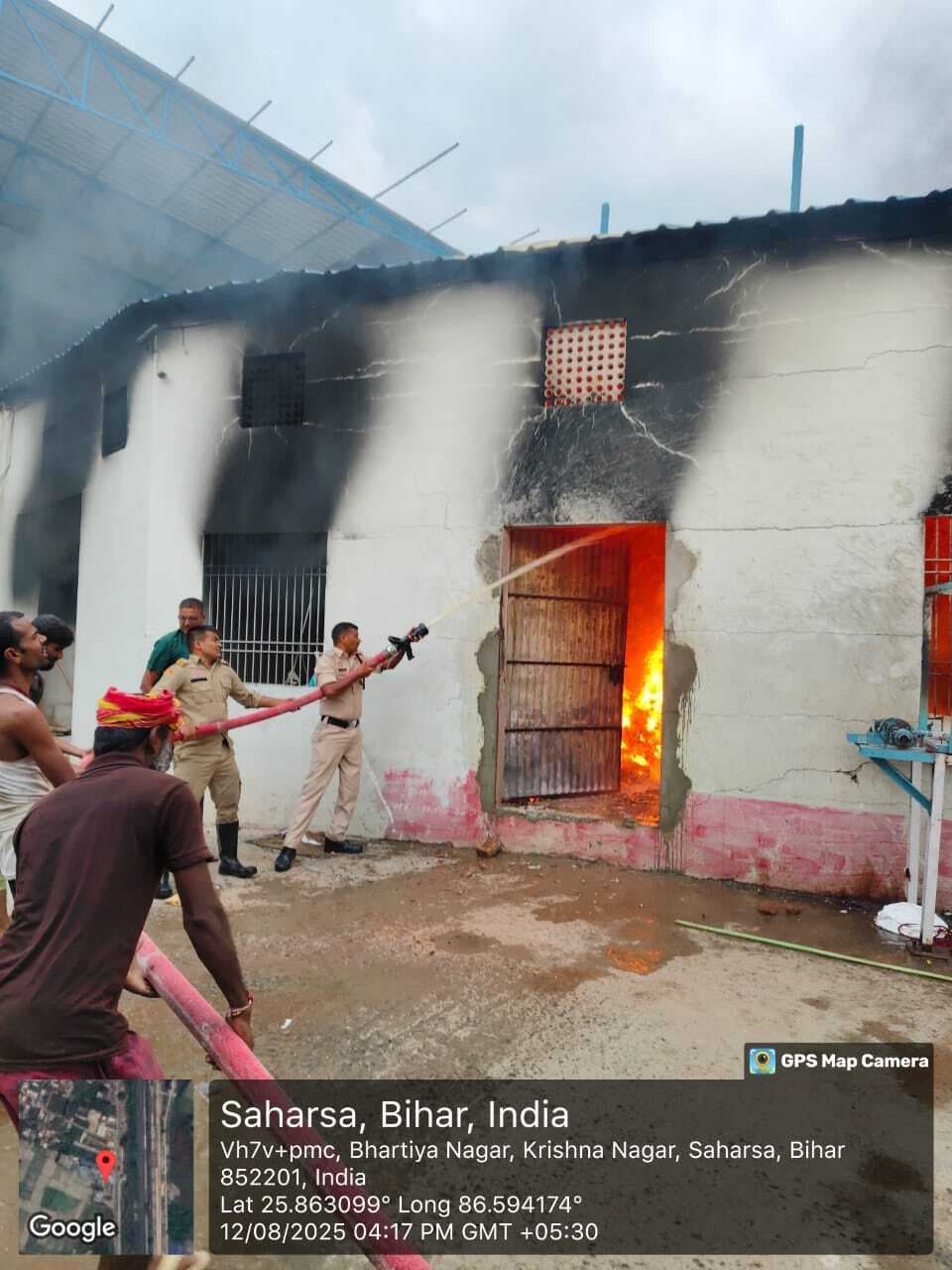 गोदाम में आग लगने से मची अफरा-तफरी, अग्निशमन कर्मियों ने घंटों मशक्कत के बाद आग पर पाया काबू