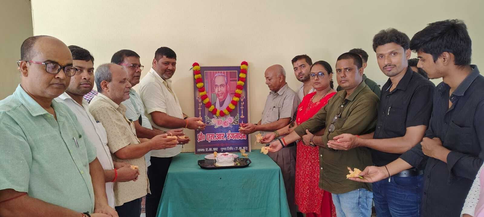 वर्तमान शिक्षा व्यवस्था की जरूरत है लाइब्रेरी: डॉ रजनीश