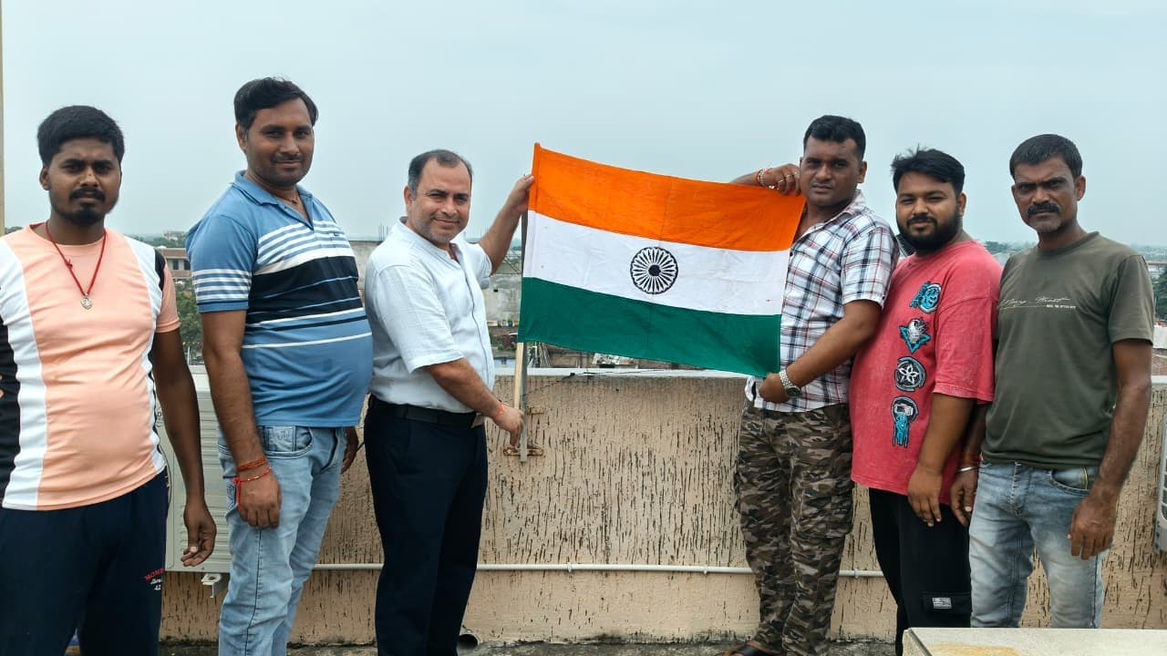 हर घर तिरंगा अभियान के तहत भाजपाइयों ने फहराया तिरंगा