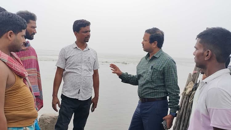 फरक्का व समशेरगंज इलाके का दो दर्जन घर गंगा में समाया