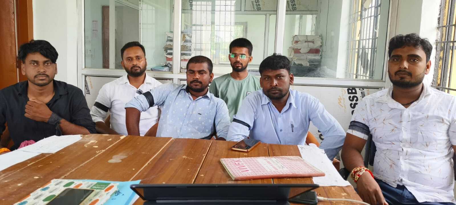 विशेष सर्वेक्षण संविदा कर्मियों ने दूसरे दिन भी काला पट्टी बांधकर जताया विरोध