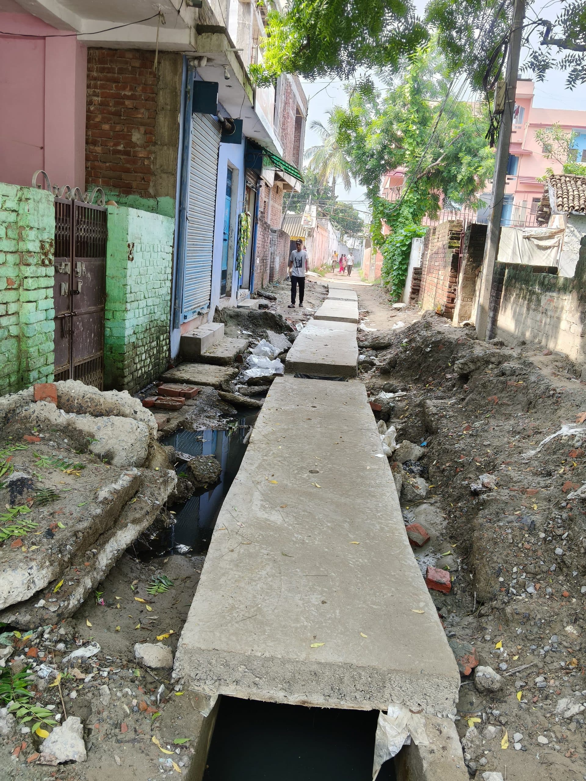 सुस्त गति से नाला निर्माण पर वार्ड 37 के लोगों के बीच आक्रोश