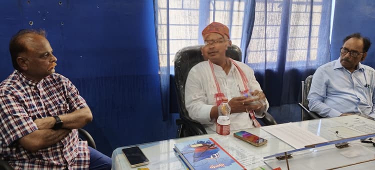 Motihari: विधायक के निरीक्षण में अनुपस्थित मिले प्रभारी चिकित्सा पदाधिकारी