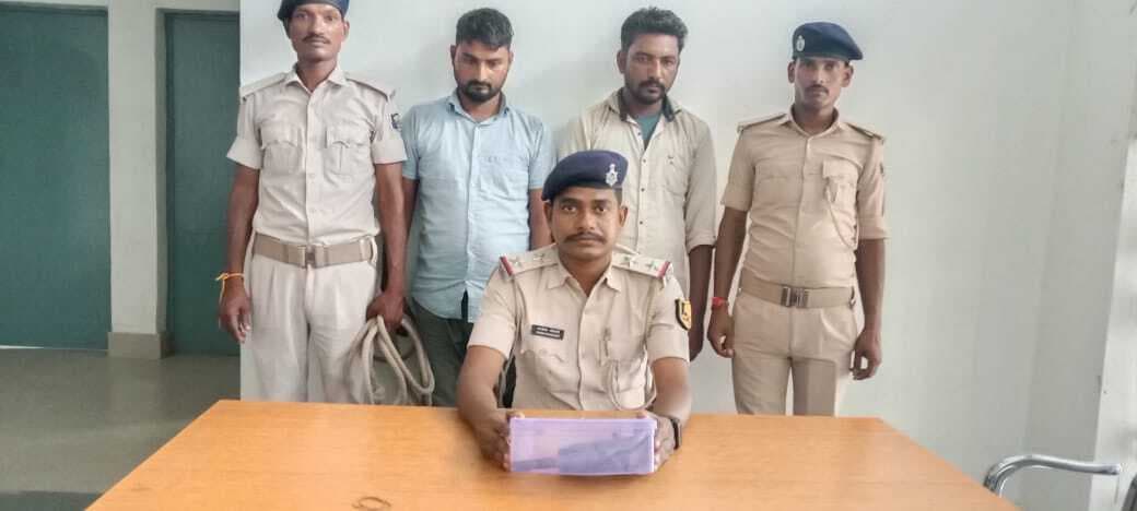 कोढ़ा गिरोह के दो शातिर बदमाश चोरी की बाइक के साथ पकड़ाया