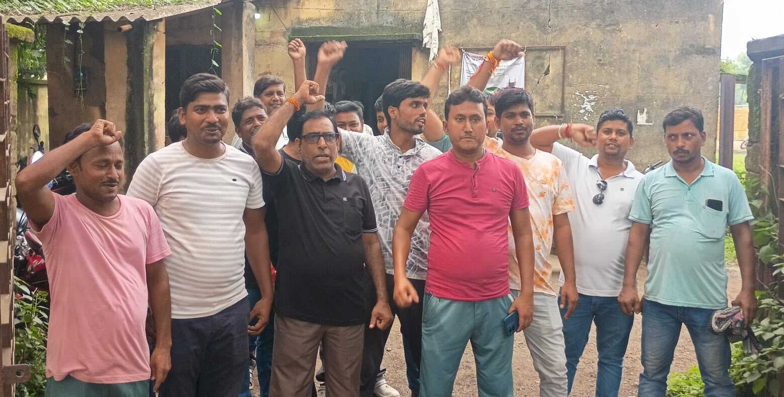 ऊर्जा मित्रों ने पीएफ व इएसआइसी की मांग को लेकर किया प्रदर्शन