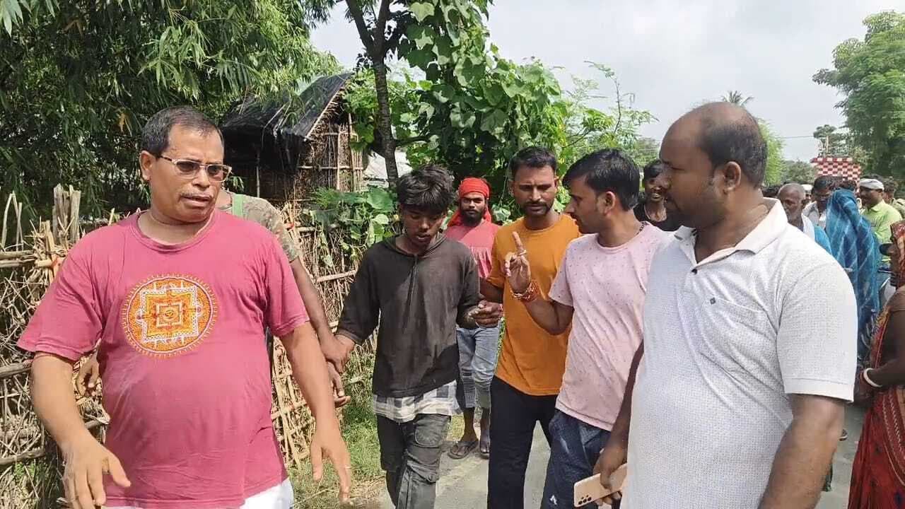 मंदिर की घंटी चोरी कर बिक्री करते पकडाये युवक को ग्रामीणों ने किया पुलिस के हवाले