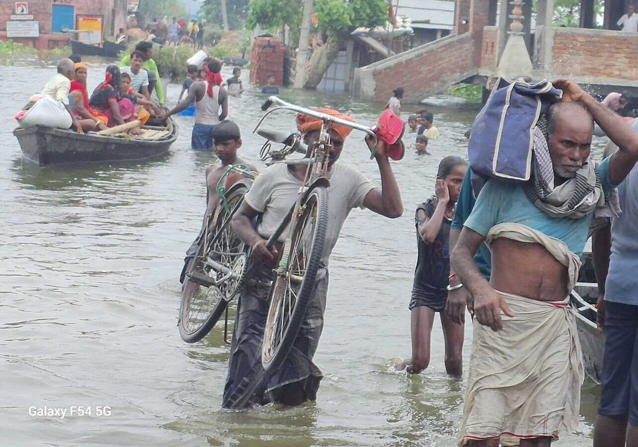 हर तरफ बाढ़ विपदा से बेहाल लोगों की कम नहीं हो पा रही परेशानी