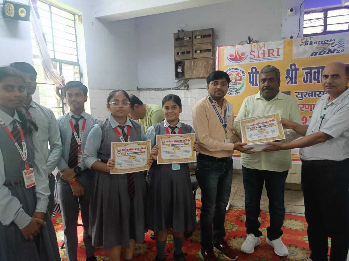 अंतर विद्यालय भाषण प्रतियोगिता में हॉली क्रॉस स्कूल की छात्रा लक्ष्मी को मिला प्रथम पुरस्कार