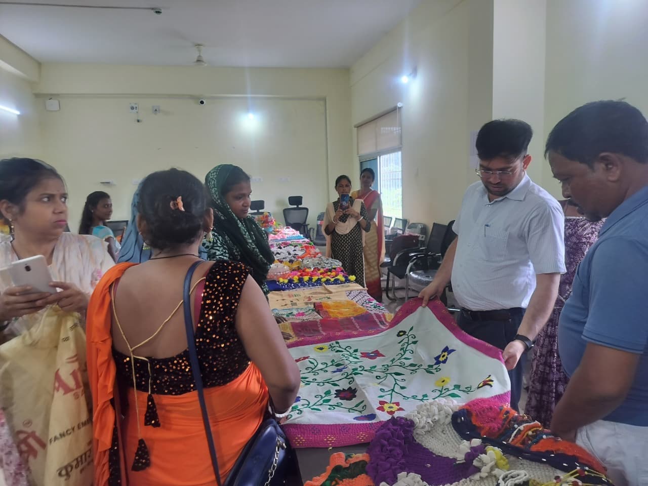 एसएचजी महिलाओं ने स्वनिर्मित सामग्रियों की लगायी प्रदर्शनी