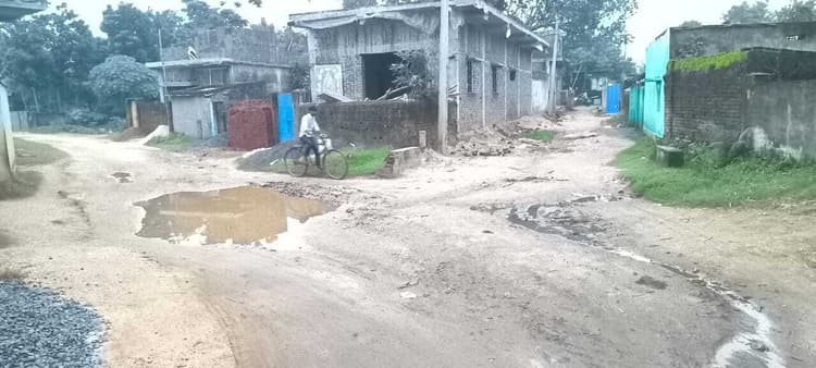 ग्रामीणों ने की जर्जर बिजली तार व सड़क दुरुस्त कराने की मांग