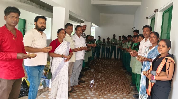 उत्क्रमित मध्य विद्यालय महावीरनगर में राष्ट्रीय पुत्र-पुत्री दिवस मना