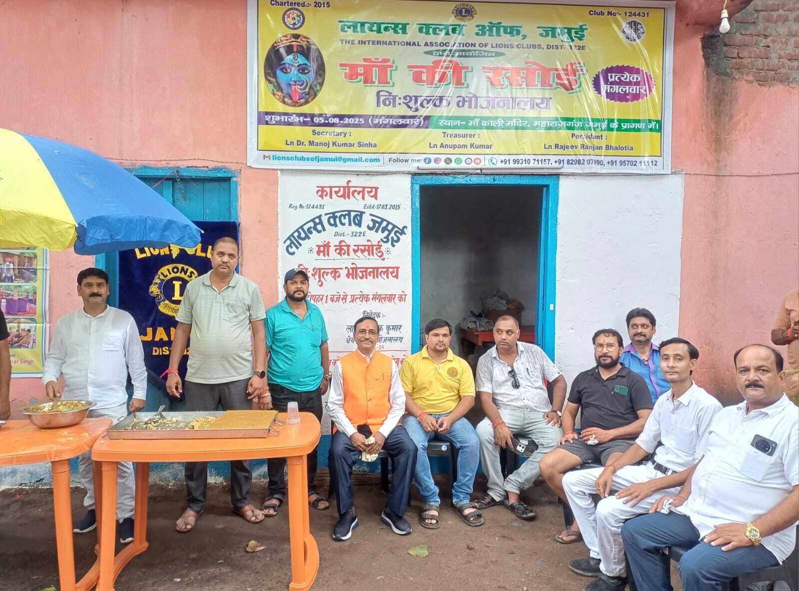 जरूरतमंदों को कराया गया स्वादिष्ट भोजन