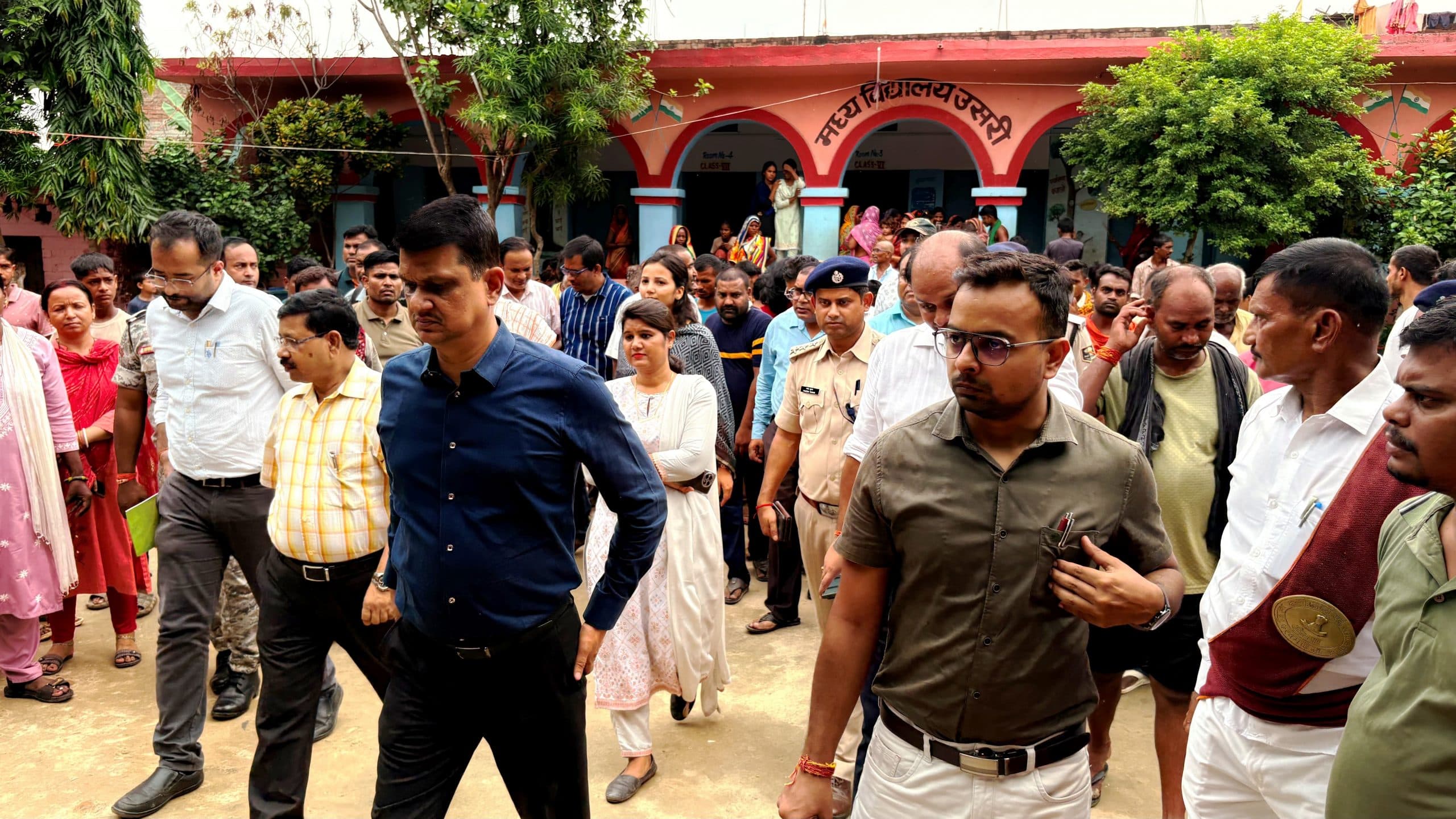 बाढ़ प्रभावित परिवारों से मिले डीएम, अधिकारियों को दिये कई निर्देश