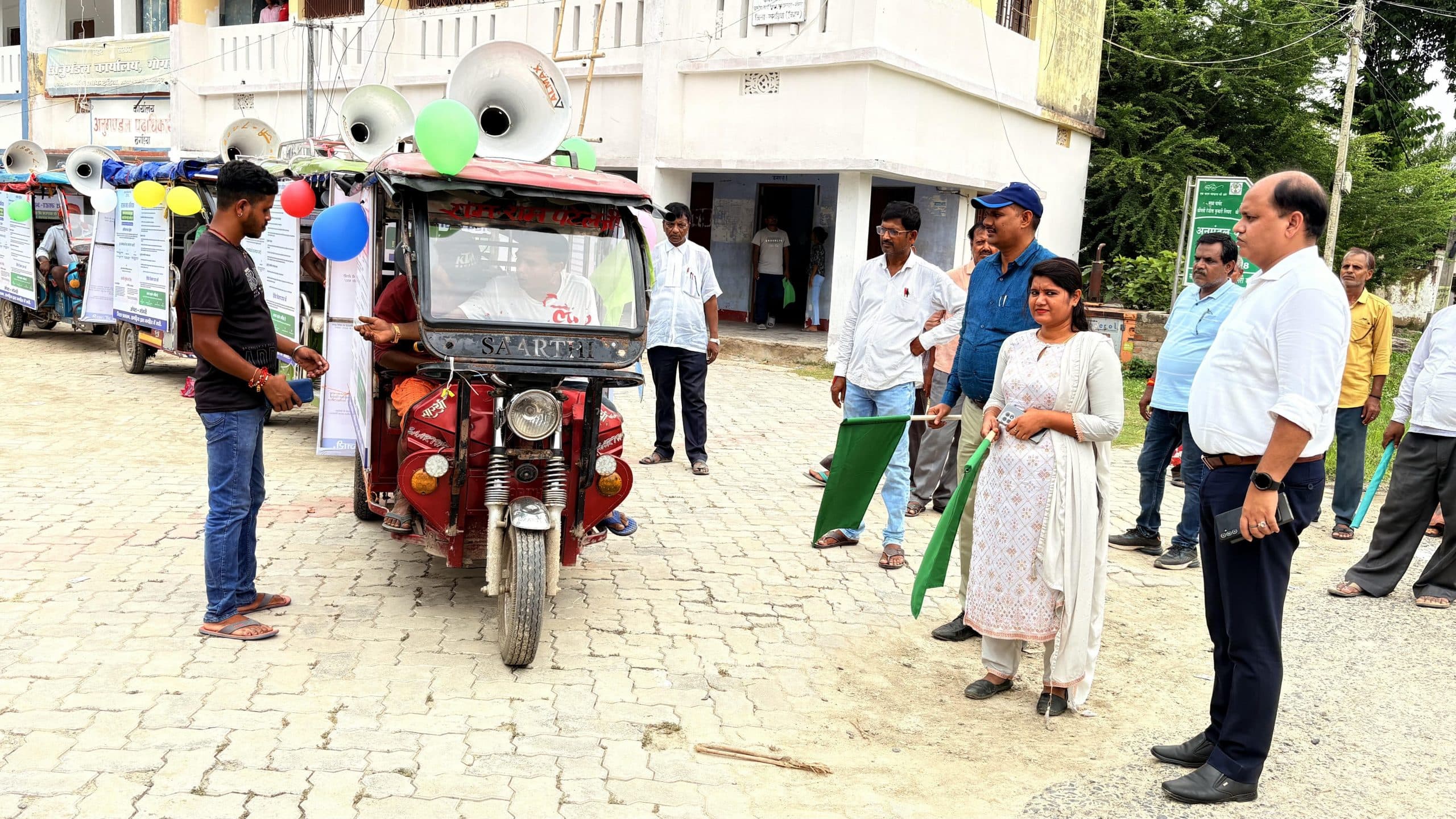 राजस्व महा-अभियान के प्रचार रथ को एसडीओ ने किया रवाना