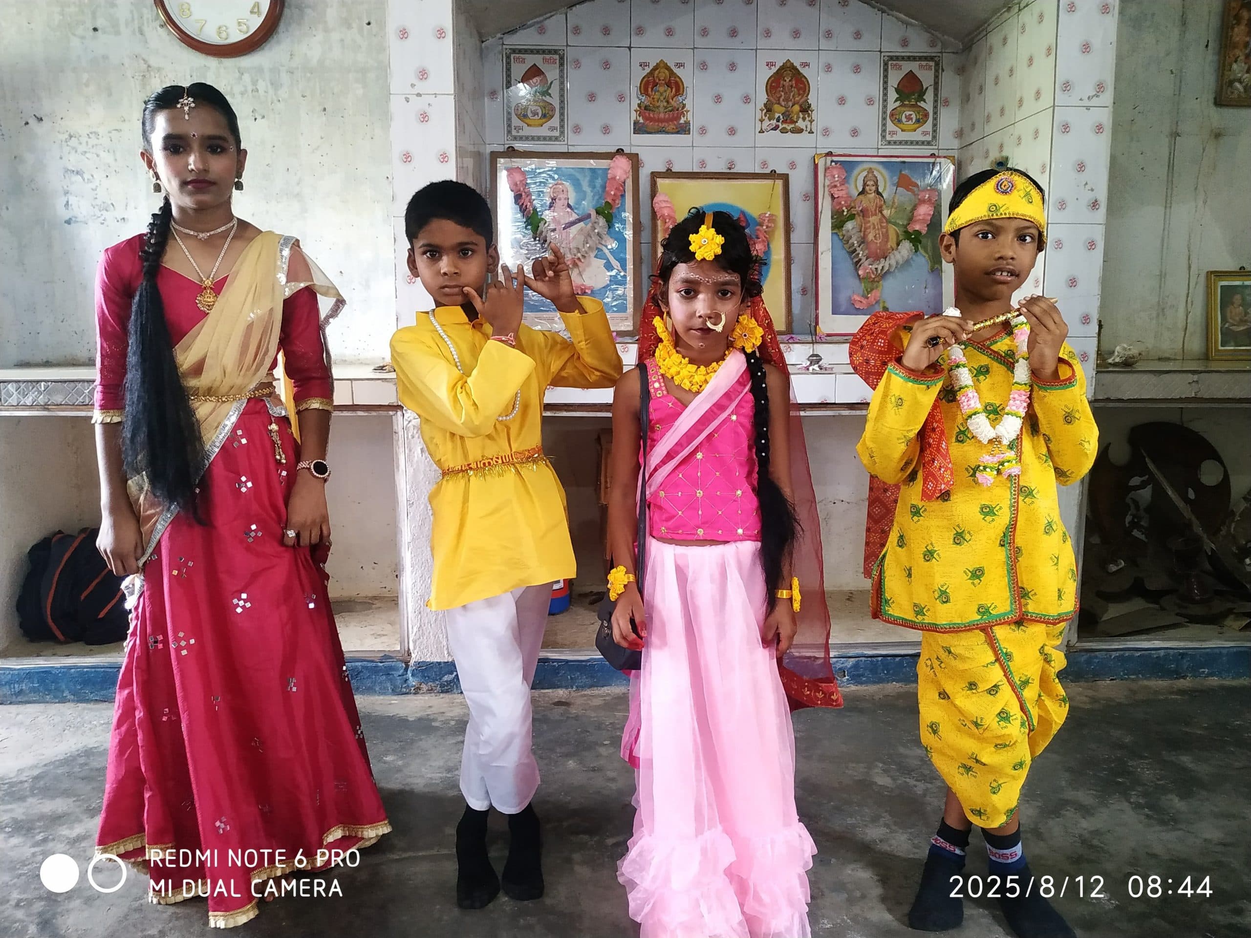 Chaibasa News : राधा-कृष्ण की वेशभूषा में स्कूल पहुंचे बच्चे