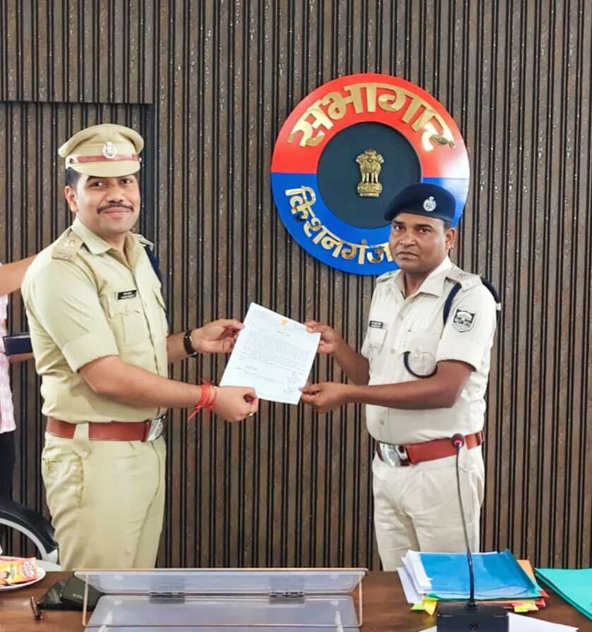टेढ़ागाछ थानाध्यक्ष मो इजहार आलम को एसपी ने प्रशस्ति पत्र देकर किया सम्मानित