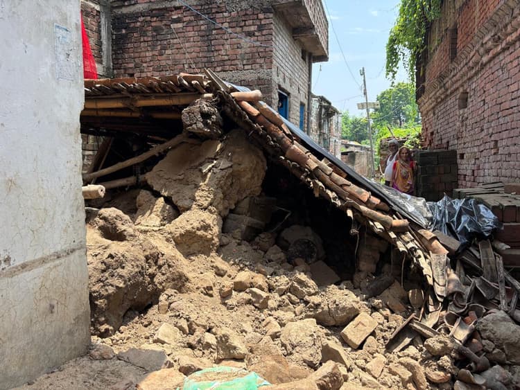 मोकामा मेें मिट्टी का घर गिरा बच्ची की मौत, तीन लोग घायल