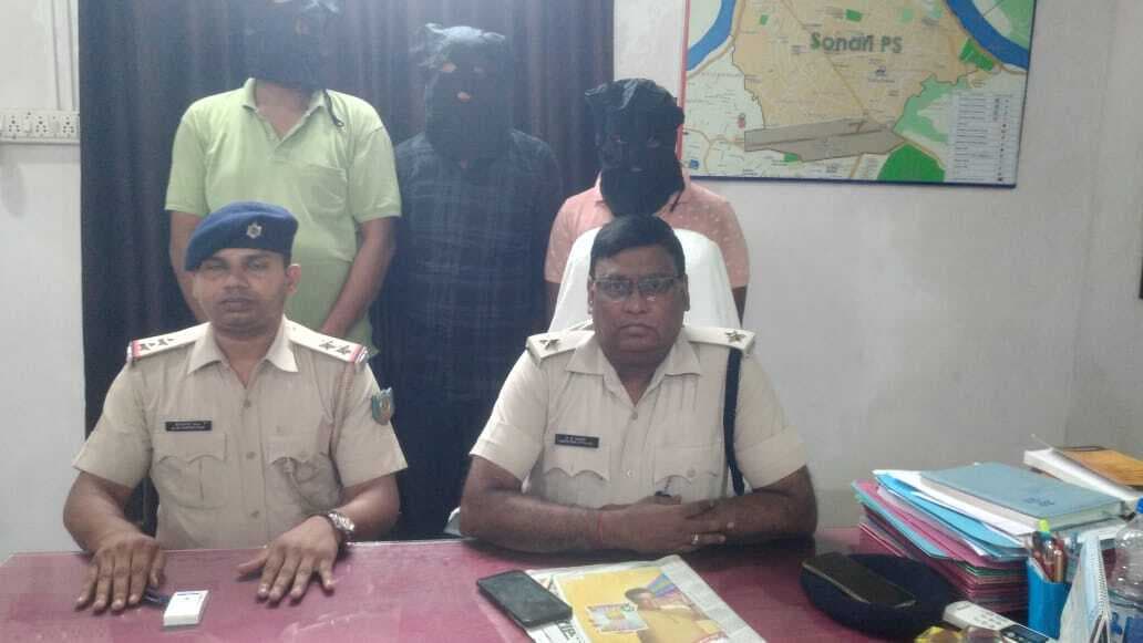 Jamshedpur News : सोनारी : 294 बोतल नकली अंग्रेजी शराब के साथ कार सवार तीन युवक गिरफ्तार