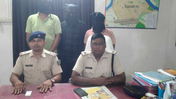 Jamshedpur News : सोनारी : 294 बोतल नकली अंग्रेजी शराब के साथ कार सवार तीन युवक गिरफ्तार