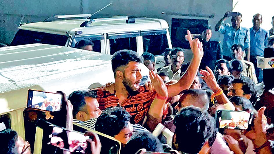 पुलिस ने दो प्रदर्शनकारियों को पकड़ा