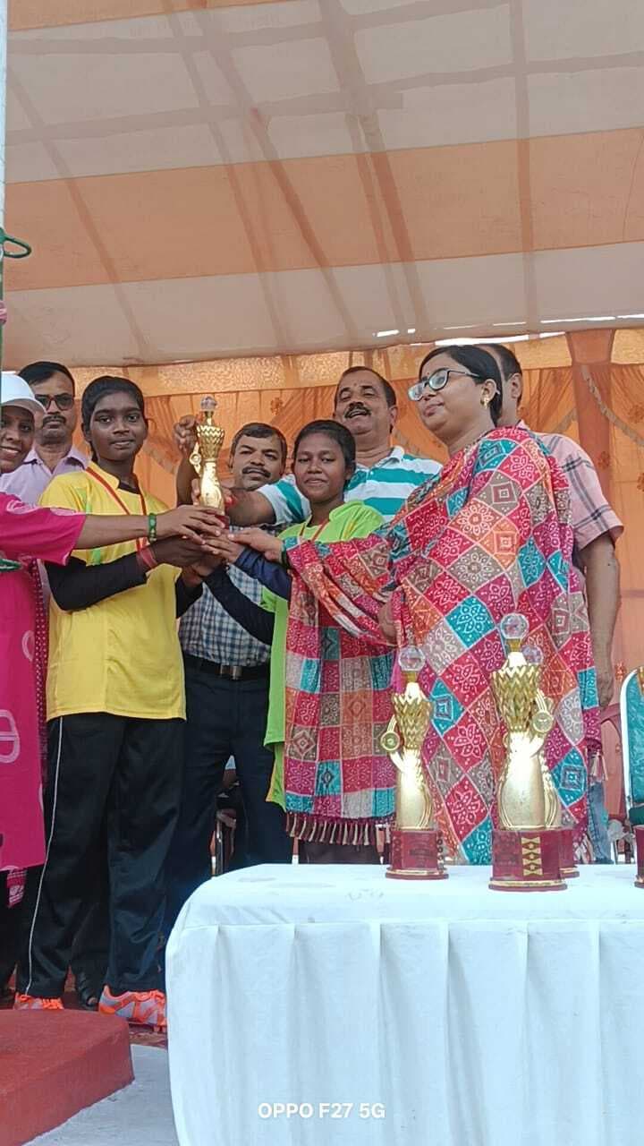 Dhanbad News: अंडर-17 बालिक में टीएपी प्लस टू तोपचांची व बालिका वर्ग में केजीएवी निरसा विजेता