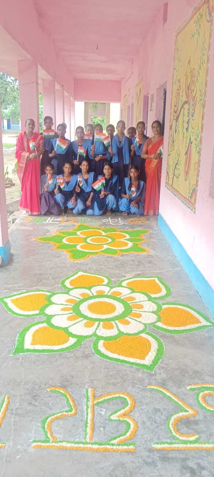 छात्राओं ने बनायी आकर्षक रंगोली