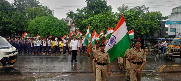 Bettiah : एनसीसी कैडेट्स के तिरंगा यात्रा में भारत माता की जय व वंदे मातरम् के जयघोष से गूंजता रहा शहर