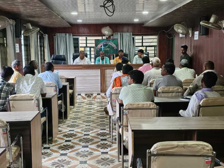 Bettiah : राजस्व महाभियान को लेकर प्रखंड स्तरीय बैठक संपन्न