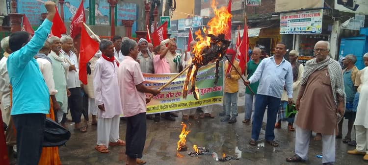किसान मोर्चा ने निकला आक्रोश मार्च