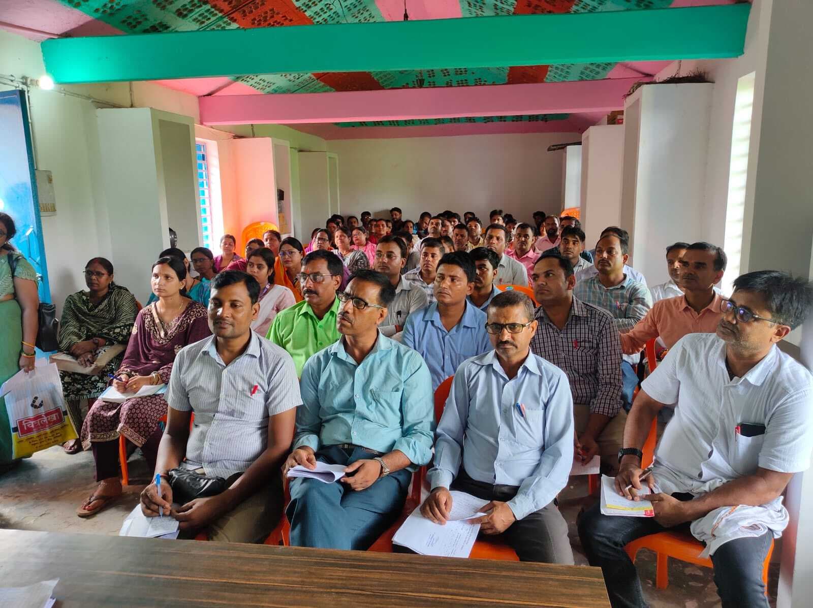 Bettiah : गुणवत्तापूर्ण शिक्षा पर ध्यान दें शिक्षक : बीइओ