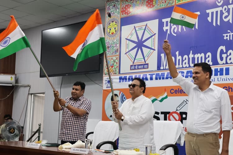 Motihari: केविवि में निकाली गयी तिरंगा रैली