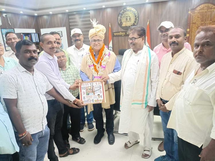 Samastipur News:पाग देकर डीआरएम का किया गया स्वागत