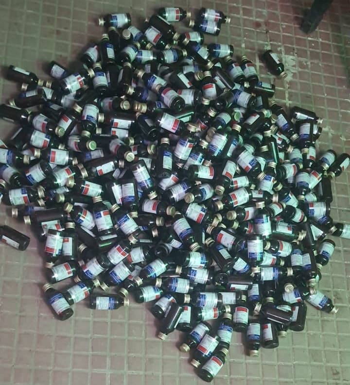 375 बोतल कोडिनयुक्त कफ सीरप बरामद, तस्कर फरार