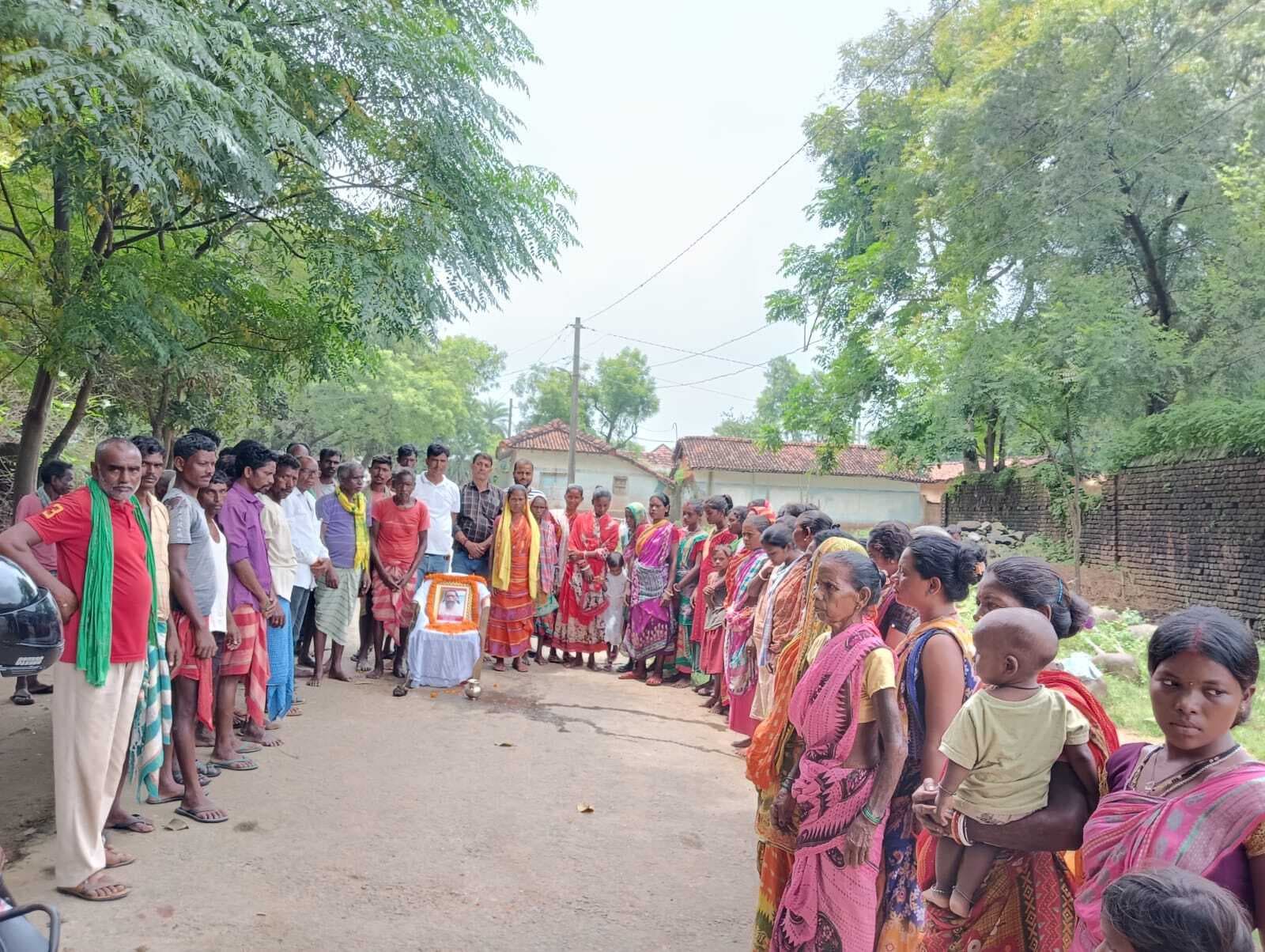 चितरा: दिशोम गुरु शिबू सोरेन को श्रद्धांजलि दी