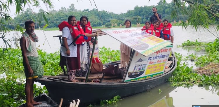 बाढ़ से त्राहिमाम कर रहे लोग, सड़क किनारे तंबू लगाकर काट रहे जिंदगी