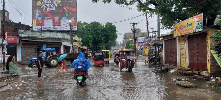 कटिहार में बारिश से बढ़ी मुश्किलें, सड़कों पर तालाब जैसा नजारा