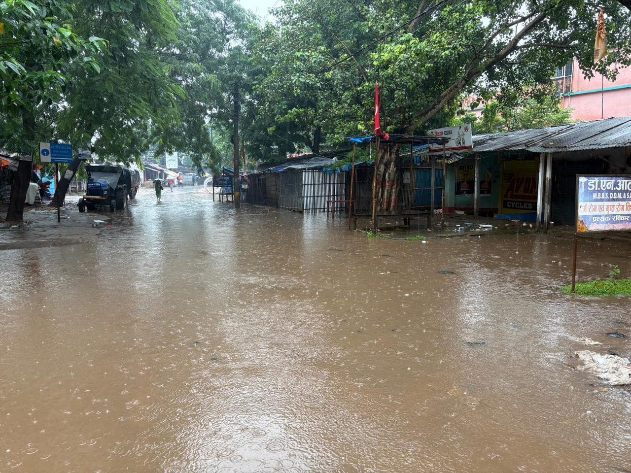 सालमारी बाजार की सड़क पर बारिश के पानी से जलजमाव