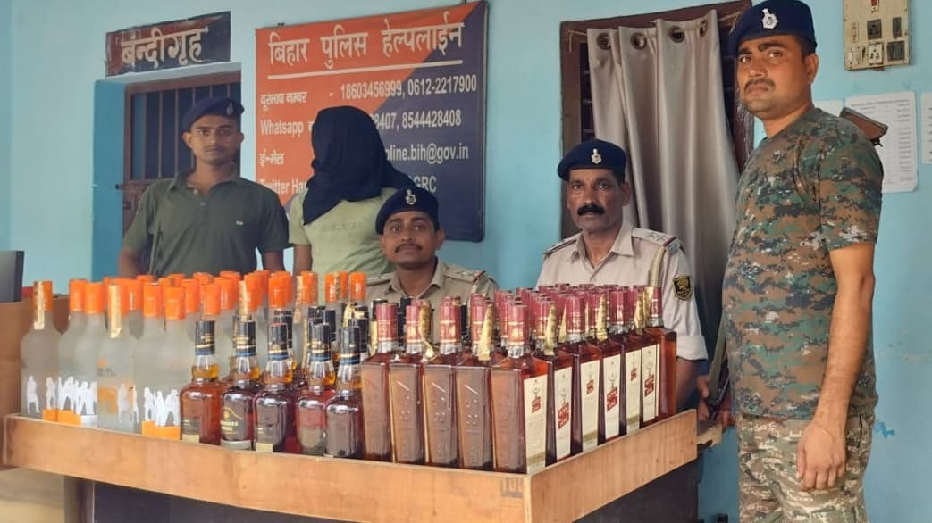 लकड़ी लदे जुगाड़ गाड़ी से पुलिस ने बड़ी मात्रा में विदेशी शराब किया बरामद