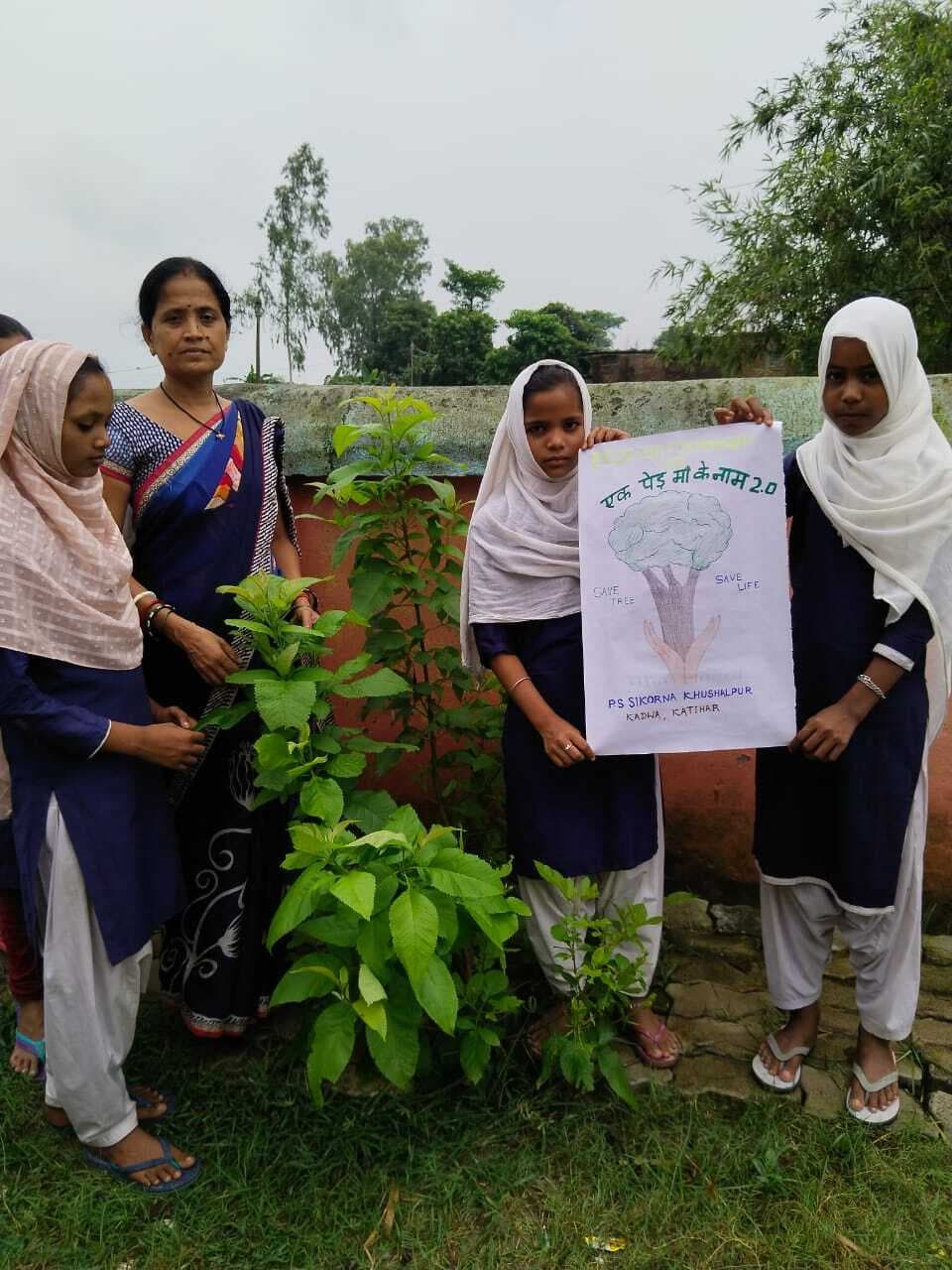 विद्यालय में एक पेड़ मां के नाम पर किया पौधरोपण