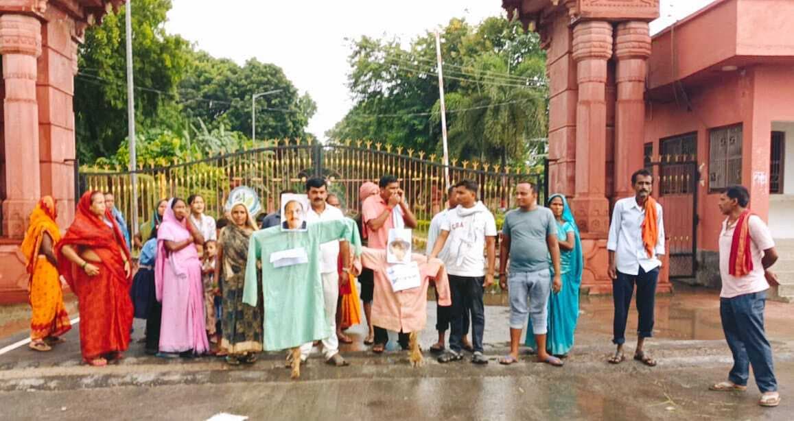 Samastipur News:अनुकंपा आश्रितों ने विरोध में किया पुतला दहन