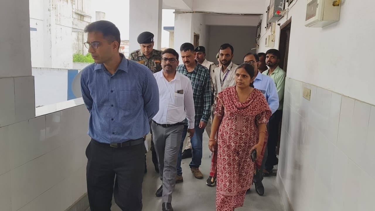 Motihari: डीएम ने सामुदायिक स्वास्थ्य केंद्र का किया निरीक्षण