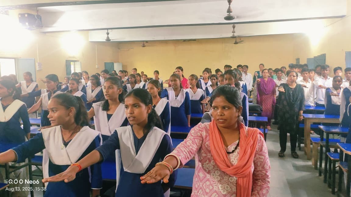 छात्रों को नशे से दूर रहने को लेकर दिलायी गयी शपथ