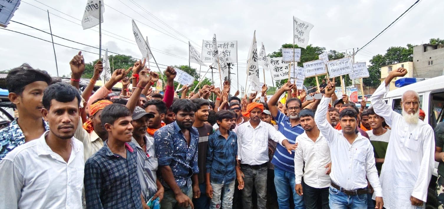 धूमनिया गांव में सड़क निर्माण की मांग को ले निकाली बाइक रैली,